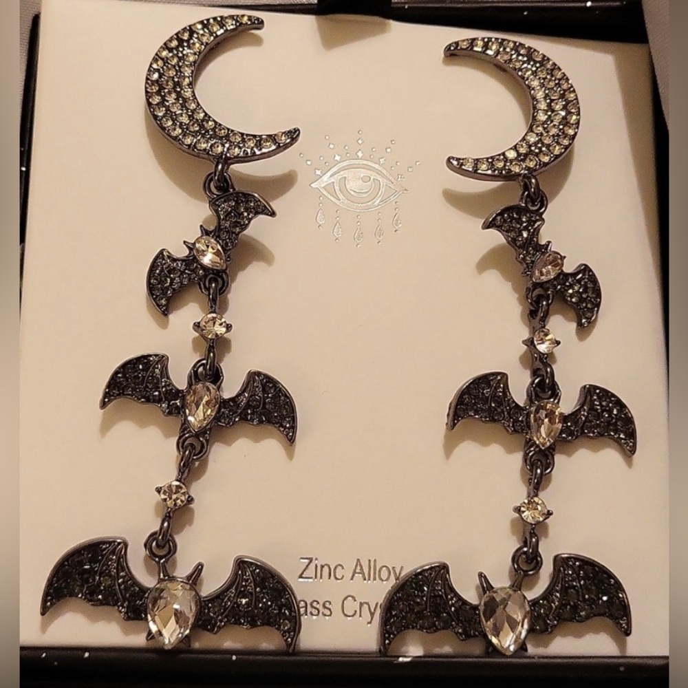 NWT ⚜️🖤⚜️ Eye candy moon and bat dangle earrings